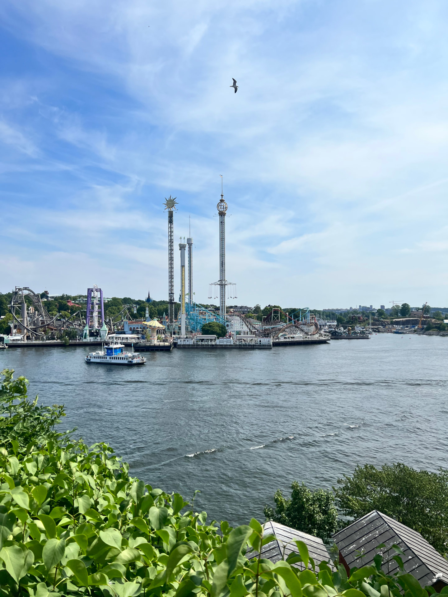 Stockholm sett över vattnet i sommarljus