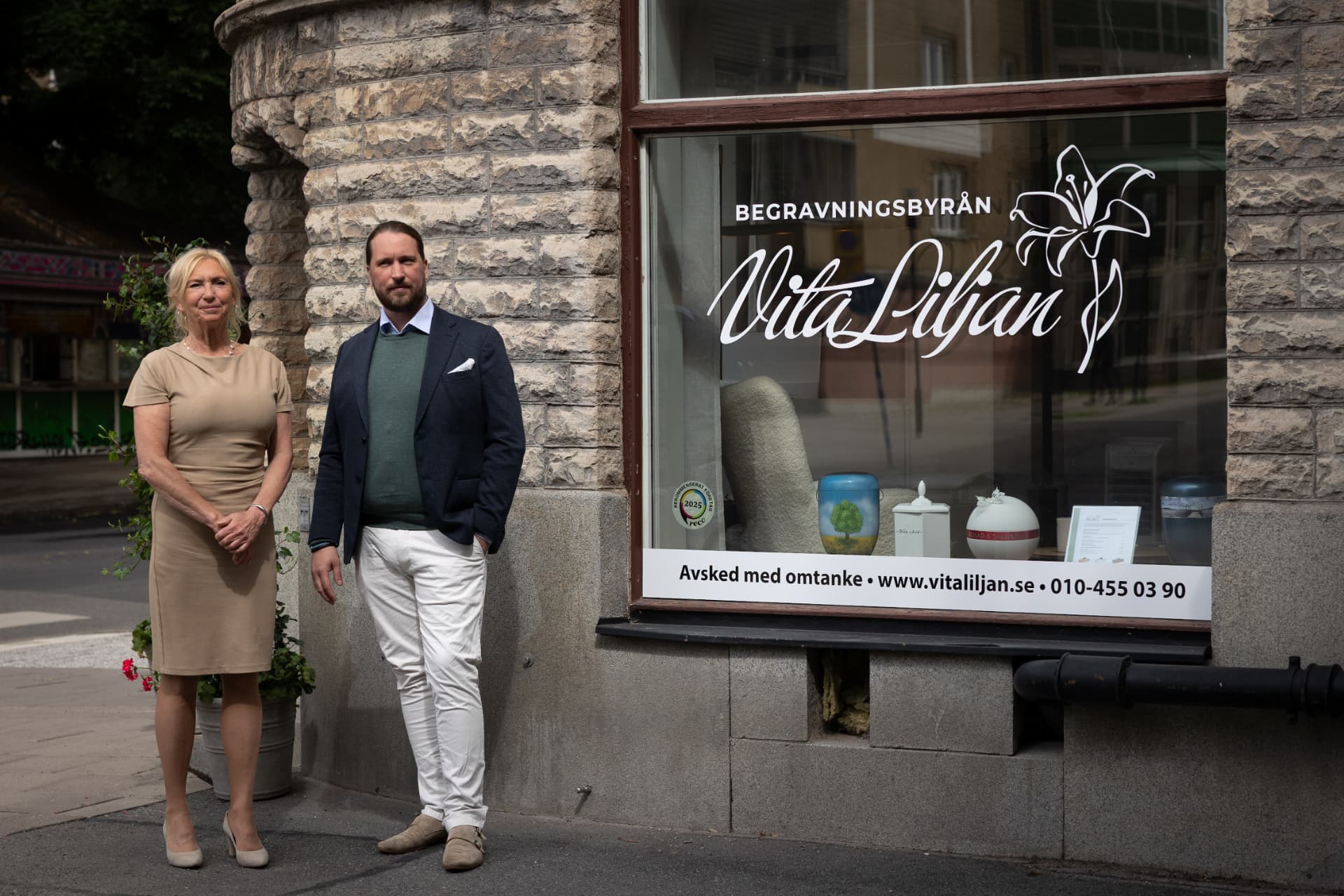 Joakim och Carina utanför Vita Liljans kontor på Timmermansgatan på Södermalm