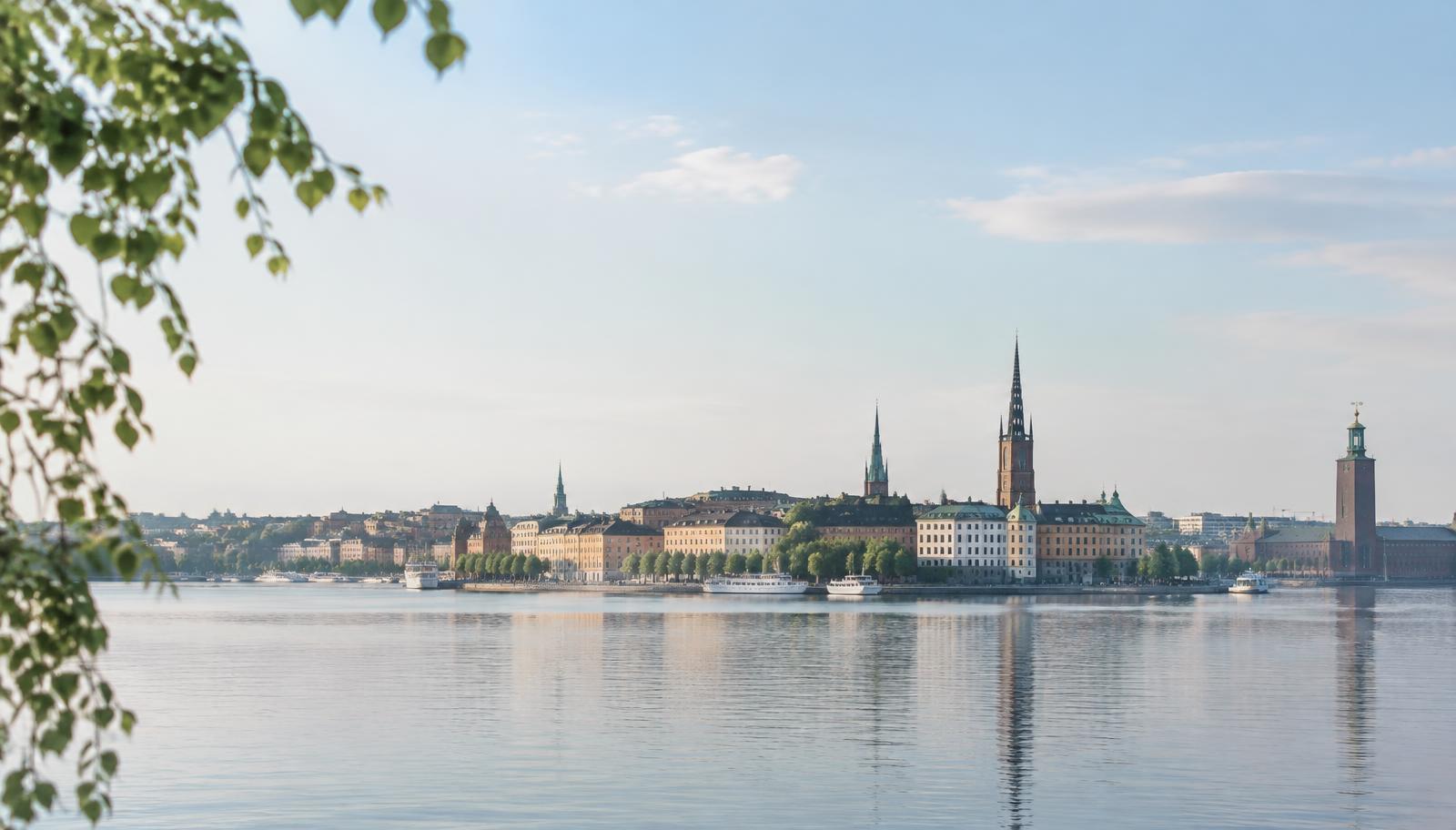 Stockholm i mjukt morgonljus sett över vattnet